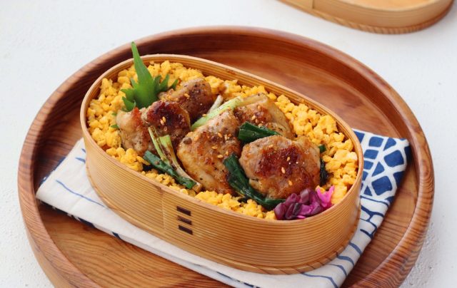 「小ねぎ焼き鶏丼」「レンジ卵そぼろ」2品弁当