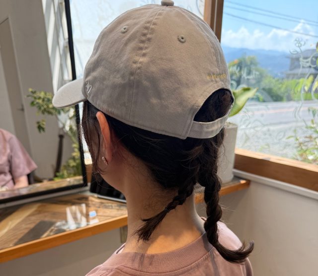 キャップやハットにぴったりな簡単ヘアアレンジ