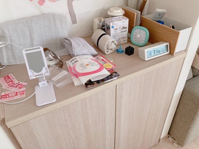 棚の上に置かれた細々したものたち