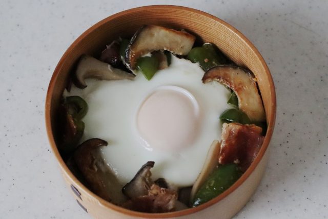 ベーコンとエリンギの巣ごもり卵