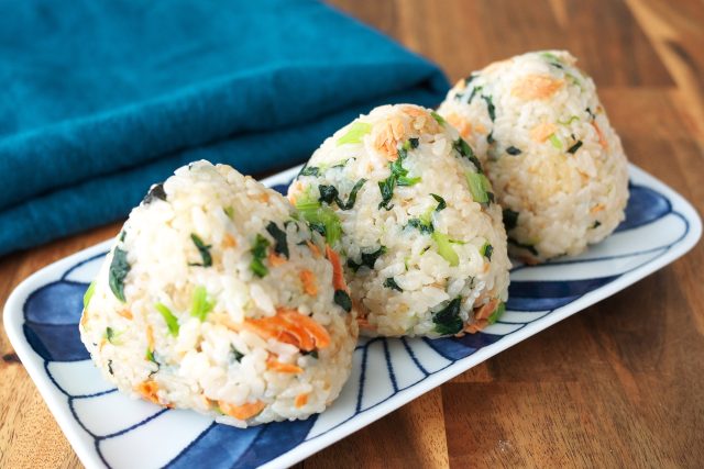 鮭と小松菜の炊き込みおにぎり