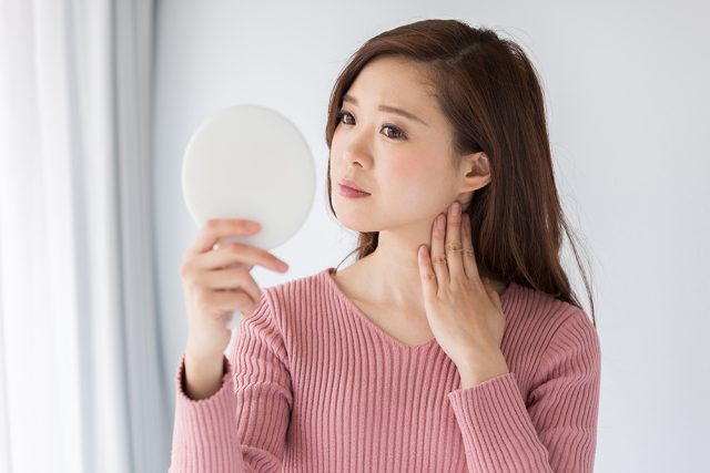 肌を気にする女性
