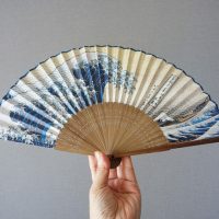 日本土産の定番「扇子（せんす）」を2単語の英語で言うと？