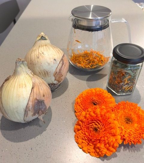 カレンデュラのハーブティーの材料