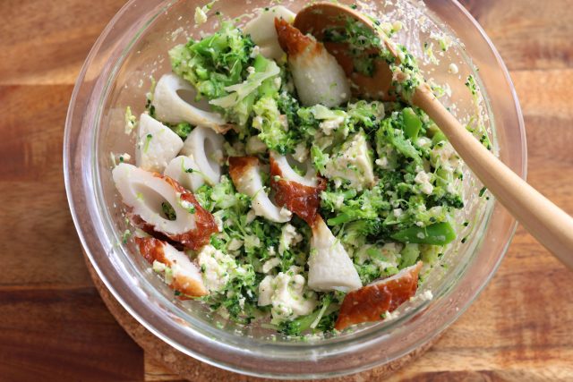 ちくわとブロッコリーを混ぜる