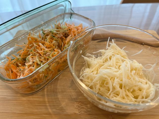 千切りにしたにんじんとじゃがいも