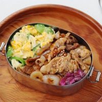節約しながら大満足！「豚こまと新玉ねぎの焼き肉」「レンジピーマン卵」2品弁当