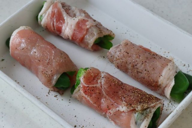 肉を巻いたピーマン