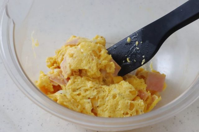 ボウルに入ったコーンとハムのレンジ炒り卵