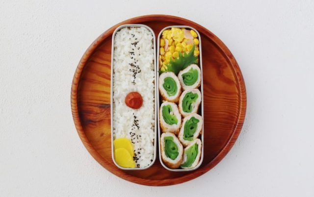 トレイに置いた「ぎっしりピーマンの肉巻き」「コーンとハムのレンジ炒り卵」2品弁当