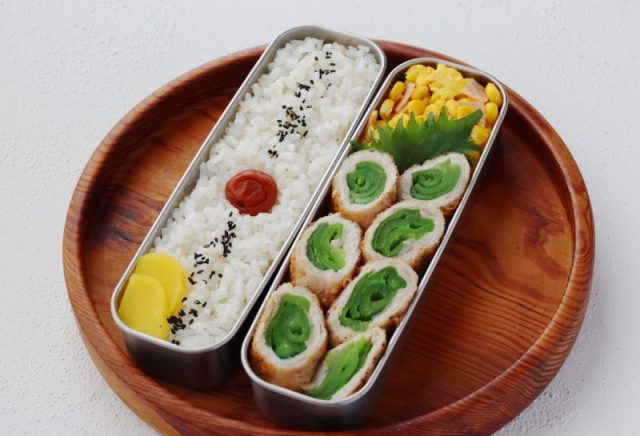 「ぎっしりピーマンの肉巻き」「コーンとハムのレンジ炒り卵」2品弁当