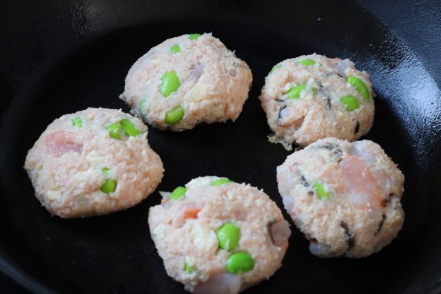 フライパンで焼いている海老入り豆腐つくね