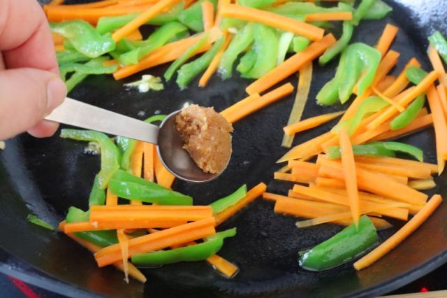 炒めている野菜と味噌