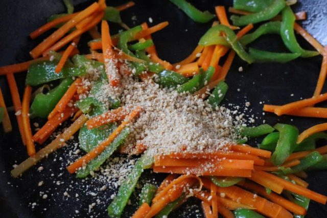 炒めた野菜とごま
