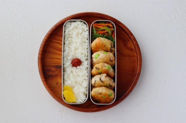 「海老入り豆腐つくね」「人参とピーマンの味噌キンピラ」2品弁当