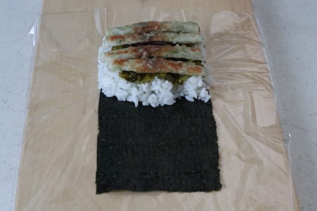 ちくわなどの具材とご飯を乗せた海苔