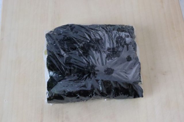 ラップでくるんだぺたんこおにぎり