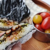 がんばらなくて大満足！「ちくわと高菜のピリ旨ペタンコおにぎり」「ミニトマト」2品弁当