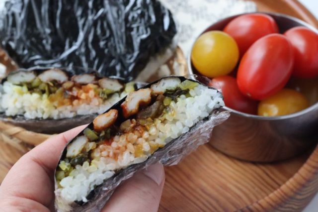 「ちくわと高菜のピリ旨ペタンコおにぎり」「ミニトマト」2品弁当