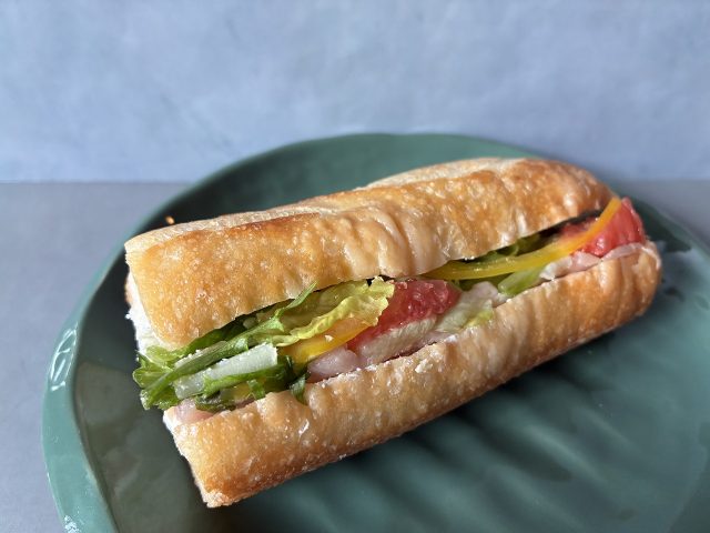 生ハムとグレープフルーツのサラダクリームチーズサンド