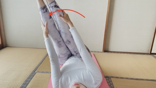 寝ながら足を左に揺らすポーズ