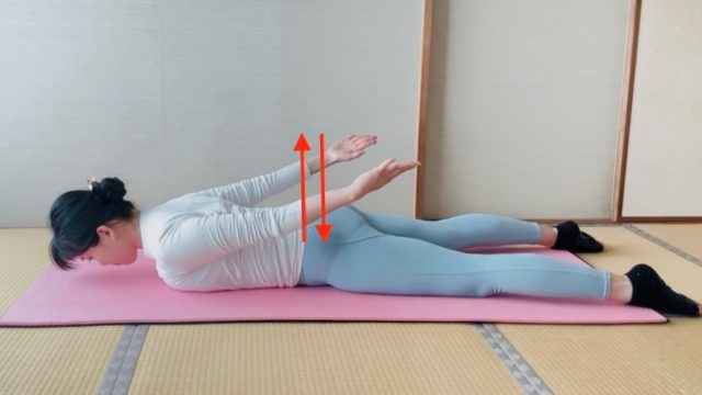 うつ伏せで手を上下させる姿勢