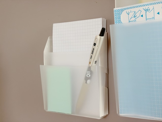 ペンやメモ帳を入れたマグネット付きポケット収納