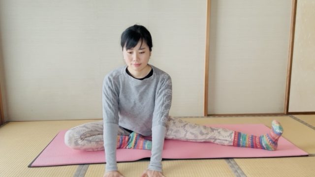 右脚は曲げて左脚は伸ばした姿勢