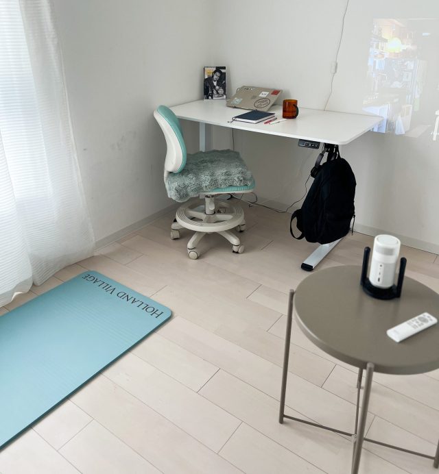 デスクとチェア、ヨガマットとプロジェクター