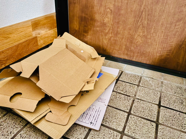 玄関に置きっぱなしのダンボール