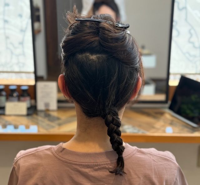 キャップやハットにぴったりな簡単ヘアアレンジ