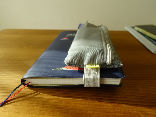 フラットペンケース comodoと手帳