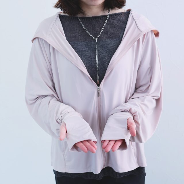 ひんやり 接触冷感 UVカットパーカーのスタイリング