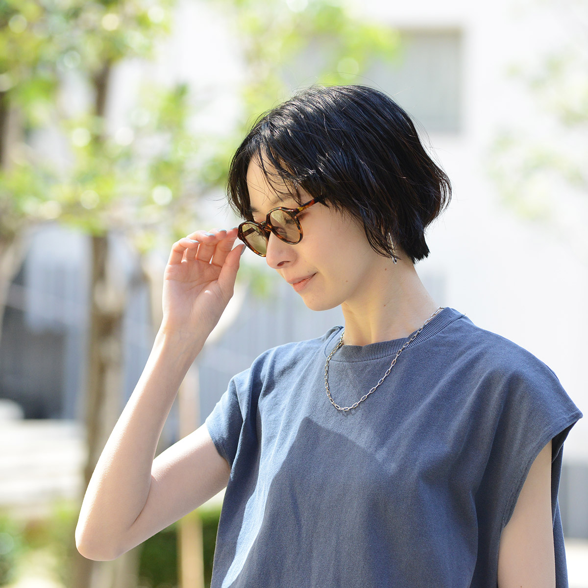 日常使いなら調光レンズ!初めてでもかけやすい「おすすめサングラス」2種