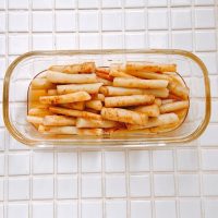 さっぱり食べたい日に！ゆでて漬けるだけ「新ごぼうの甘酢漬け」作り置き