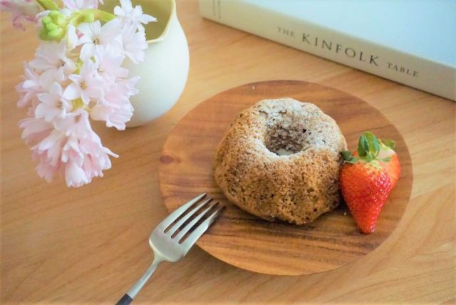 木の器に盛られたお菓子