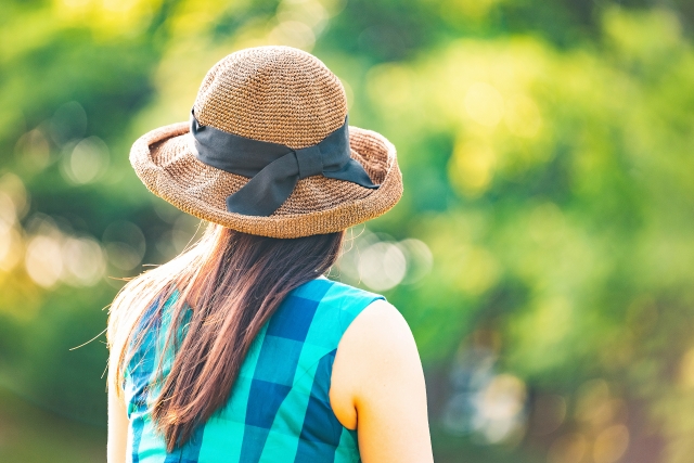 帽子をかぶる女性