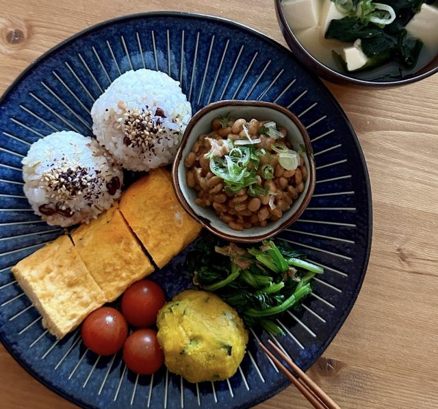 卵や納豆の朝ごはんプレート