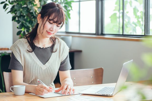 手帳を書く女性