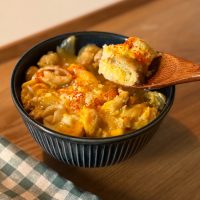 捨ててたら損！1食50円でできる「鶏皮親子丼」レシピ