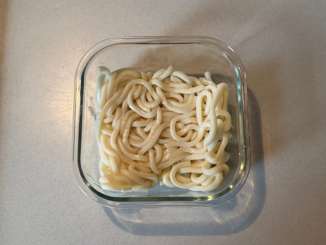 耐熱容器に入れたうどん