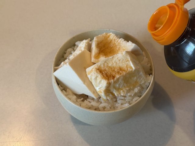 めんつゆをかける