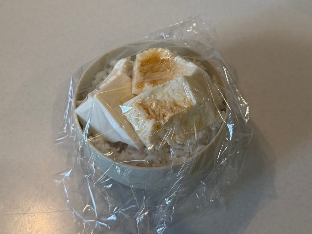 ラップをかけた皿