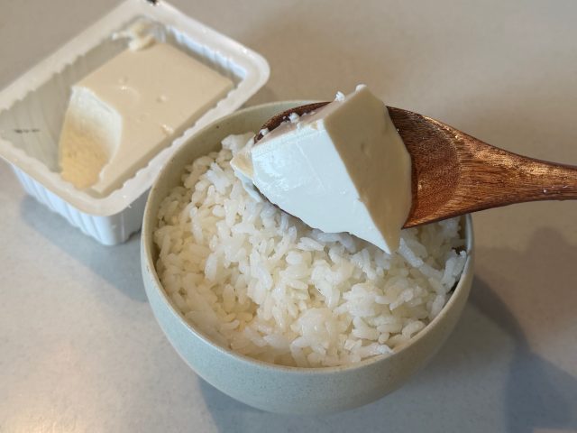 ごはんの上に豆腐をのせる