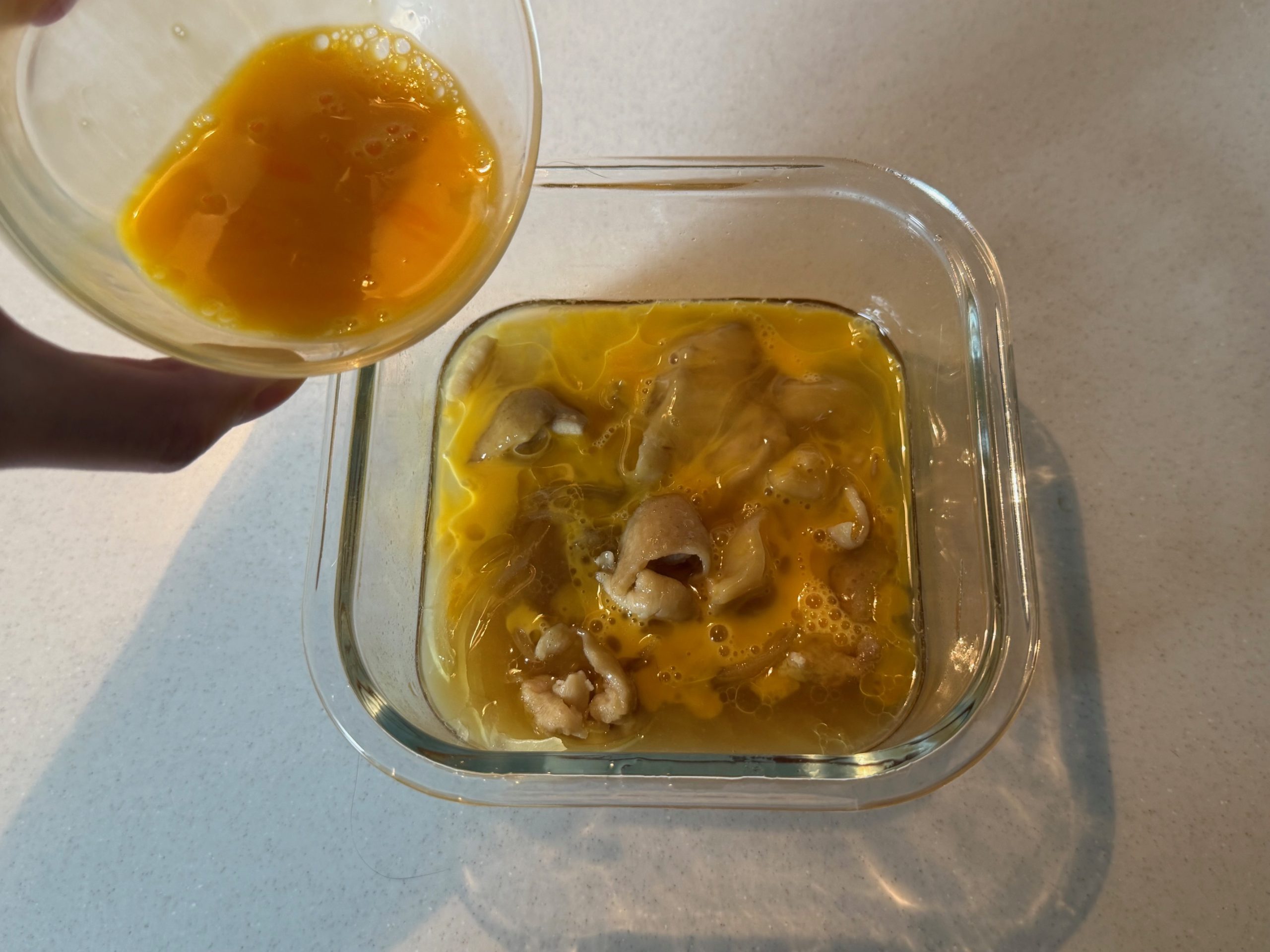 溶き卵を入れる