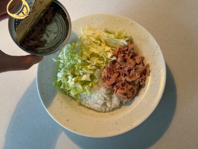 ご飯の上にキャベツとツナを載せる