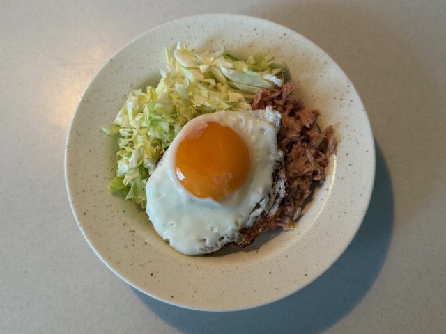 目玉焼きをのせる