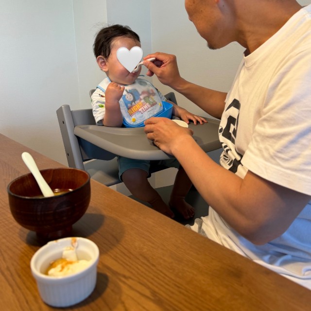 離乳食を食べる子ども