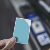 「改札でカードをタッチする」を英語で言うと？