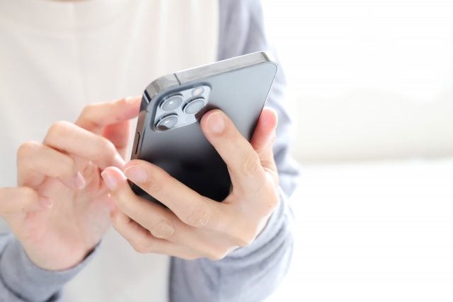 スマホを持つ手元